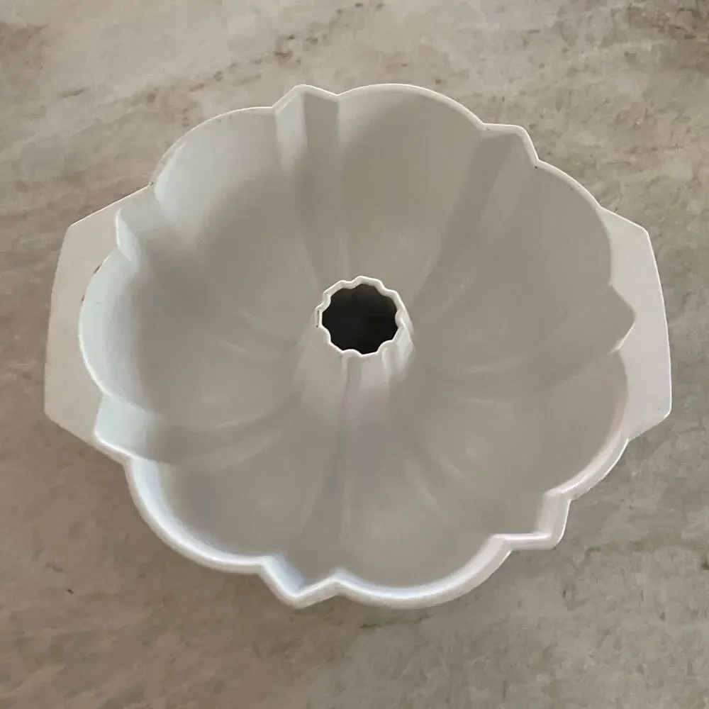 Nordic Ware aluminum Bundt Pan 9” white